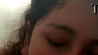 me encanta ver esta jovencita mexicana de 18 chupando verga y huevos