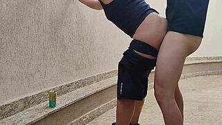 homem hetero devora sapatão's big pussy e fode até gozar dentro