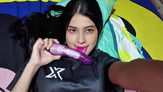 colombiana toca sua pussy gostosa e suculenta