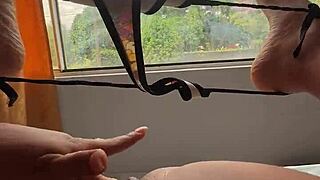 uff this juicy pussy feels amazing fingering while everyone walks by...