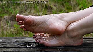 i love these pretty oiled feet and sexy toes up close