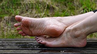 i love these pretty oiled feet and sexy toes up close