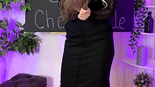 Milf flaunts coffee nylons in sexy club