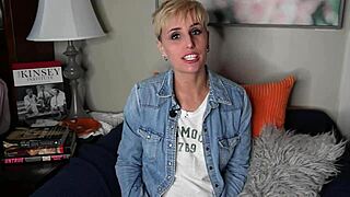 Robyn Wood's steamy phone sex session builds to explosive solo climax