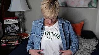 Robyn Wood's steamy phone sex session builds to explosive solo climax