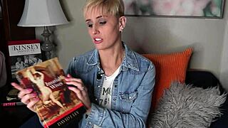Robyn Wood's steamy phone sex session builds to explosive solo climax