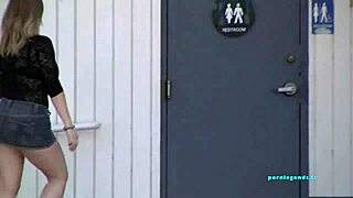 VICKY VIXEN LA BLONDE AUX GROS SEINS SUCE UNE GROSSE BITE NOIRE GLORYHOLE FACIAL!