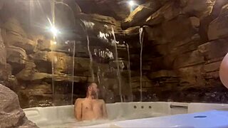 casal lua de mel motel esposa rides pica poolside ass shaking wildly!