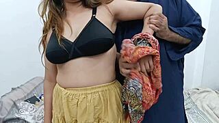 Desi Pakistani Housewife Fucks Food Delivery Boy Hard