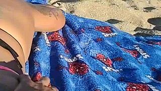 Esposa gostosa se exibindo em praia publica chupando o marido e levando gozada na cara