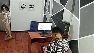 Me Follo A La Criada En La Oficina