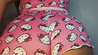 Chica en pinama de hello kitty te da instrucciones para la paja edging challenge
