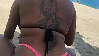 Esposa gostosa se exibindo em praia publica chupando o marido e levando gozada na cara