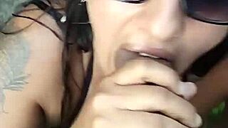 Esposa gostosa se exibindo em praia publica chupando o marido e levando gozada na cara