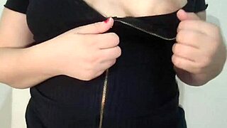 Haciendo el 69 con latina culona mexicana despues de que se quitara su mini vestido y mostrara todo su ano y su vagina ante la camara deja que le chupen el culo