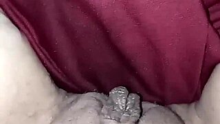 Si riscalda la fica col phon tutta pisciata