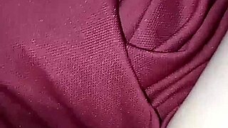 Si riscalda la fica col phon tutta pisciata