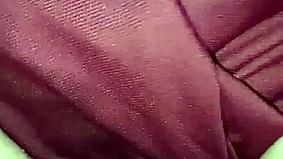 Si riscalda la fica col phon tutta pisciata