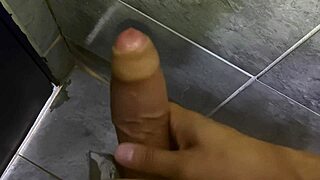 Gozada gostosa do corno no chuveiro solo close up