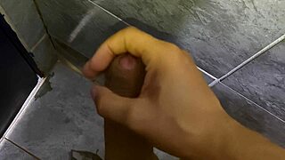 Gozada gostosa do corno no chuveiro solo close up