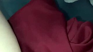 Si riscalda la fica col phon tutta pisciata