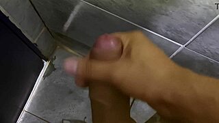 Gozada gostosa do corno no chuveiro solo close up