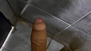 Gozada gostosa do corno no chuveiro solo close up