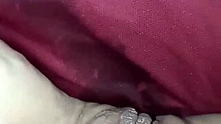 Si riscalda la fica col phon tutta pisciata