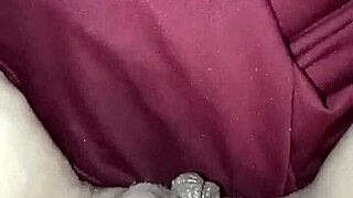 Si riscalda la fica col phon tutta pisciata