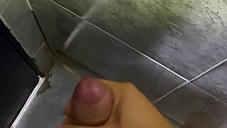 Gozada gostosa do corno no chuveiro solo close up