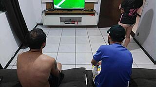 Meu marido me perdeu na aposta e eu tive que ficar com o amigo dele
