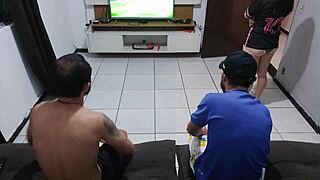 Meu marido me perdeu na aposta e eu tive que ficar com o amigo dele