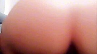 o que essa branquinha gostosa da bunda grande faz quando esta sozinha em casa