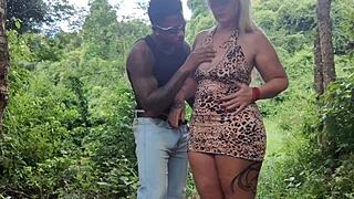 Sexo selvagem turista fode cuzinho da tiffany na floresta