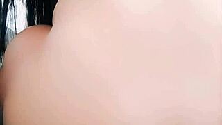 o que essa branquinha gostosa da bunda grande faz quando esta sozinha em casa
