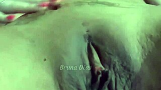 Namoradas lésbicas fazendo sexo e gozando uma na boca da outra adoro chupar a buceta dela e deixar ela toda molhadinha de tesão