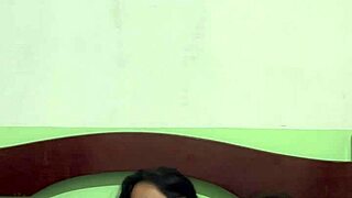 Novinha casada deixou marido sair e foi pro quarto fuder com o amigo