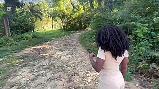 Deusa de �bano dando a bucetinha em p�blico na cachoeira