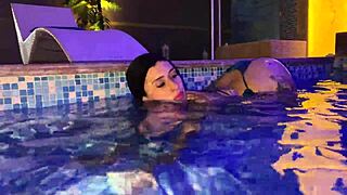 pareja de exhibicionistas follan en spa publico