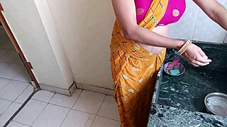 कामवाली की नेवली मैरिड बहू को किचन में पेला जब वो बर्तन धो रही थी