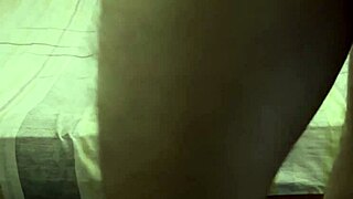 Llego a casa cansado y me masturbo para descansar