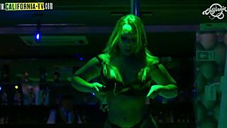 Loira gostosa vai a boate masculina na cidade de sao paulo para fazer striptease