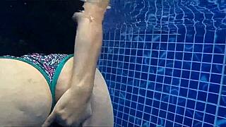 milf latina de culo enorme tiene sexo amateur en la piscina