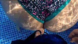 milf latina de culo enorme tiene sexo amateur en la piscina
