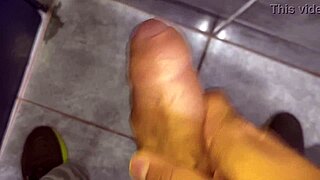 Corno gostoso se masturbando