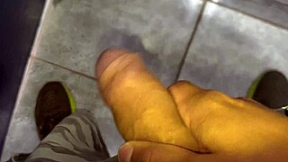 Corno gostoso se masturbando