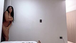Mi roomate roxy gutierrez me seduce para que le de toda mi leche en su cara