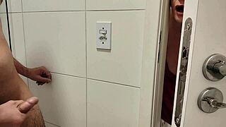 Madrasta espia enteado no banho e fode