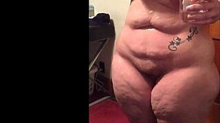 Bbw housewife oils her curvaceous body at home