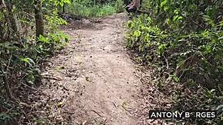 transando em um parque publico com pessoas passando nao nos importamos